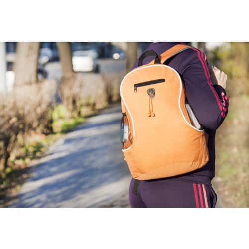 Uomo con zaino in poliestere arancione con spallacci regolabili, tasche laterali e foro per auricolari