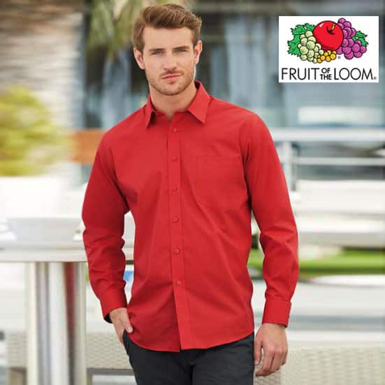 Ragazzo che indossa camicia rossa manica lunga con bottoni e taschino