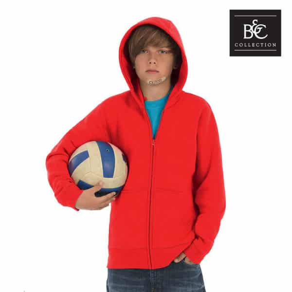 Bambino con pallone in mano e felpa rossa con cappuccio e zip