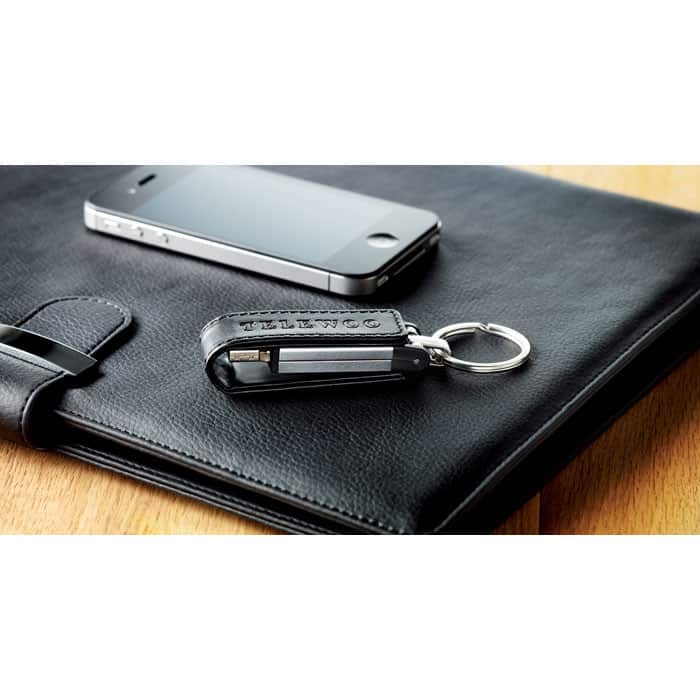 Chiavetta usb in metallo e pelle nera con anello portachiavi sopra un