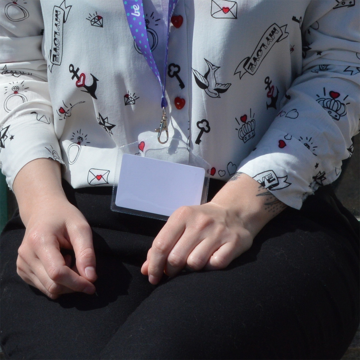 Donna con portabadge orizzontale in plastica trasparente