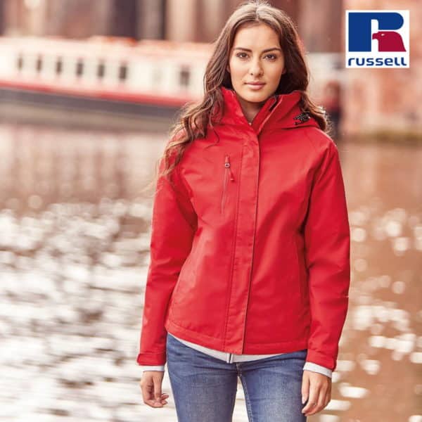 Ragazza che indossa giacca impermeabile rossa con tasche e zip