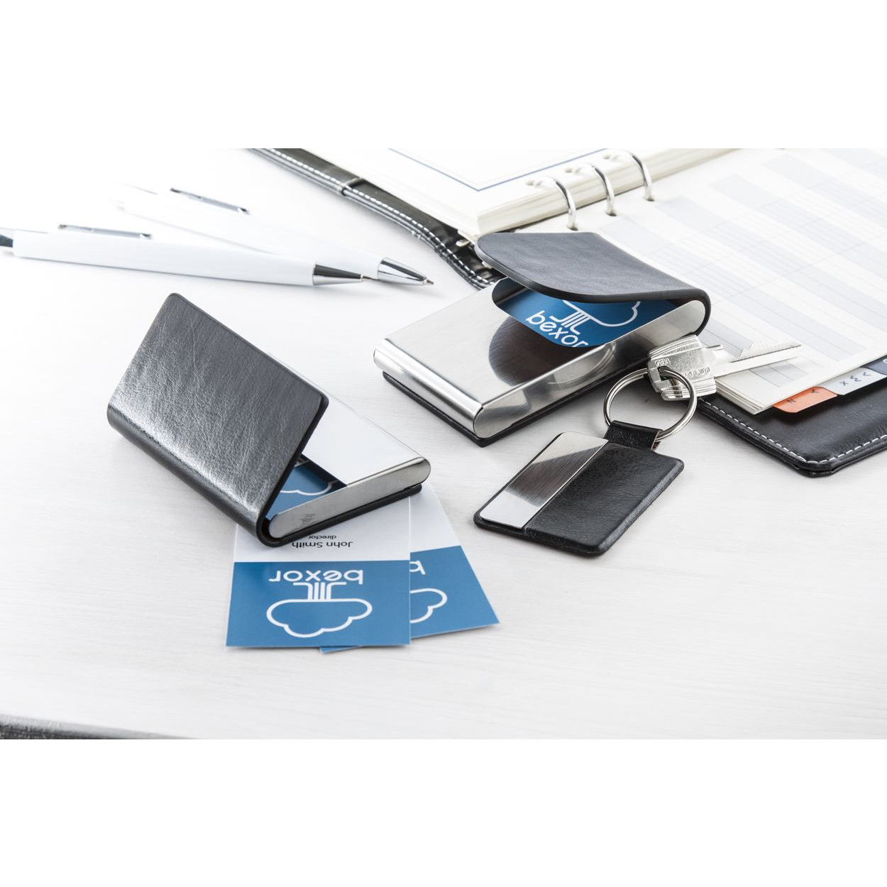 Portabiglietti da visita in metallo con copertura in similpelle