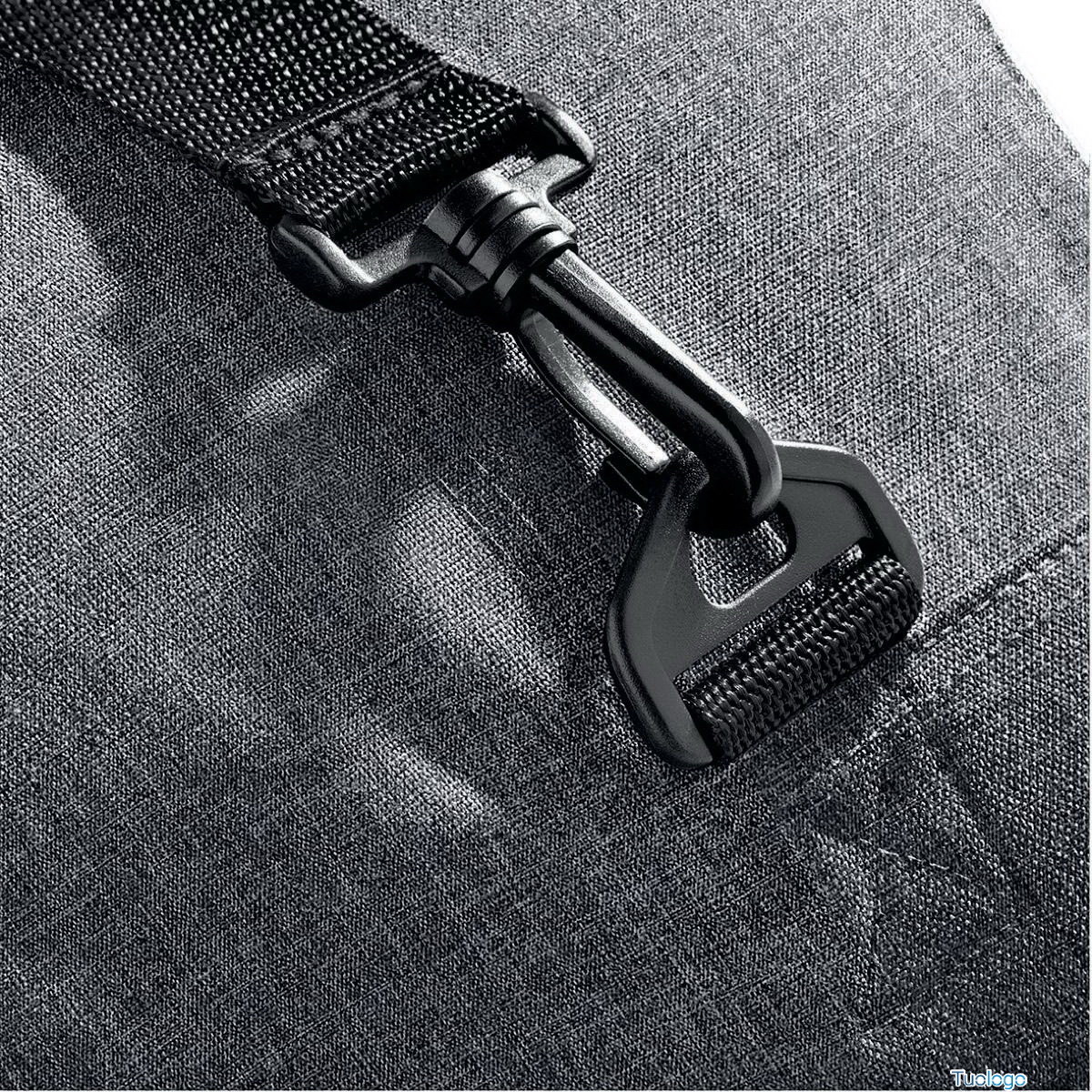 Dettaglio della tracolla regolabile di borsone da sport grigio