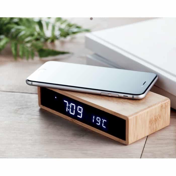 Telefono sopra caricatore wireless in bamboo con sveglia