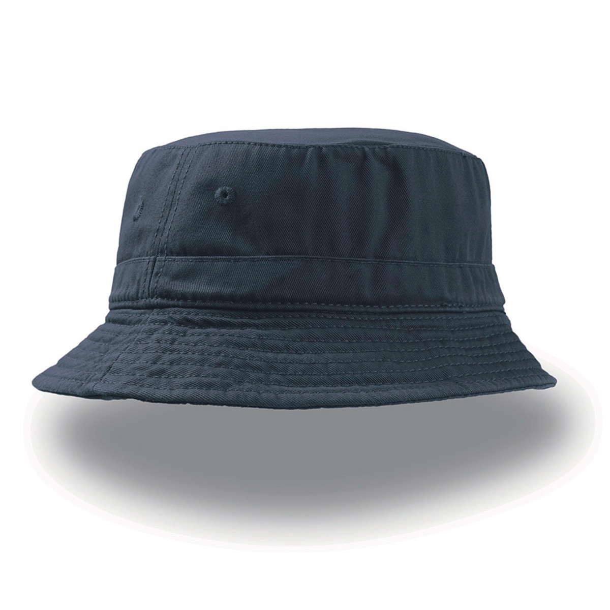 Cappellino pescatore blu navy su sfondo bianco