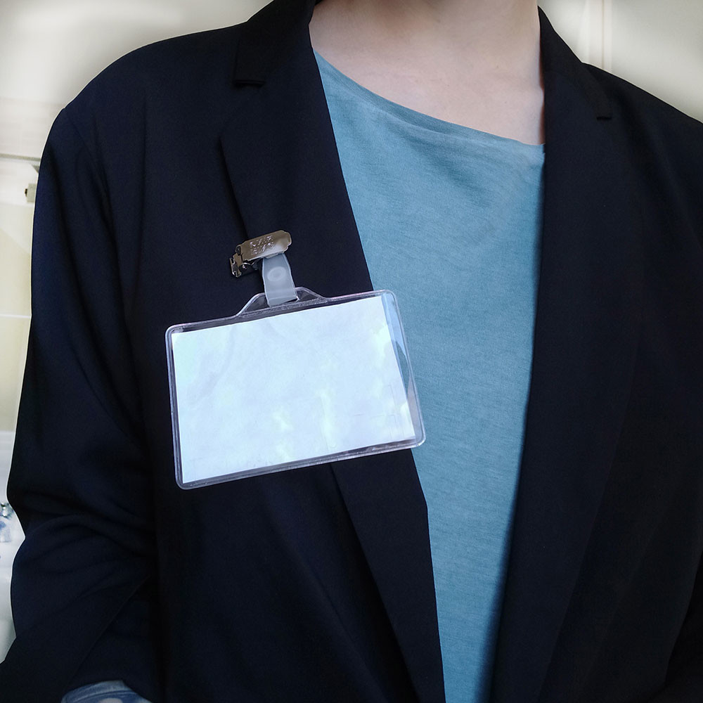 Uomo con porta badge in plastica con clip in metallo