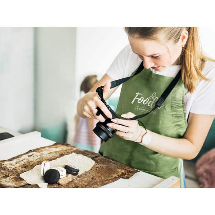 Grembiule da cucina in canapa verde con logo