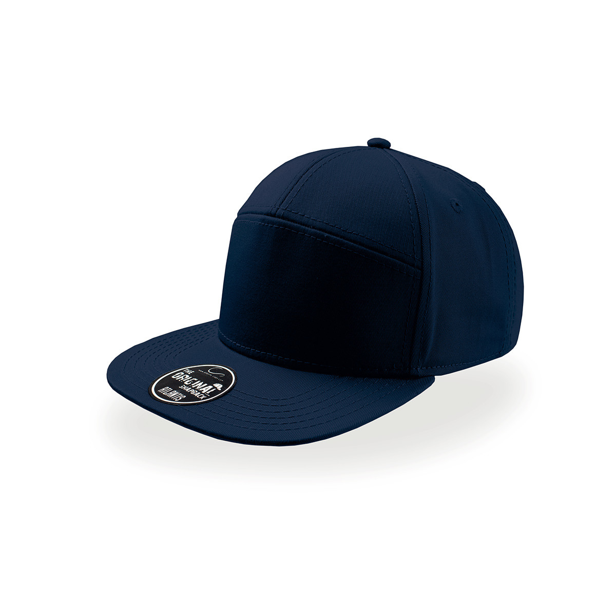 Cappellino visiera piatta blu in cotone su sfondo bianco