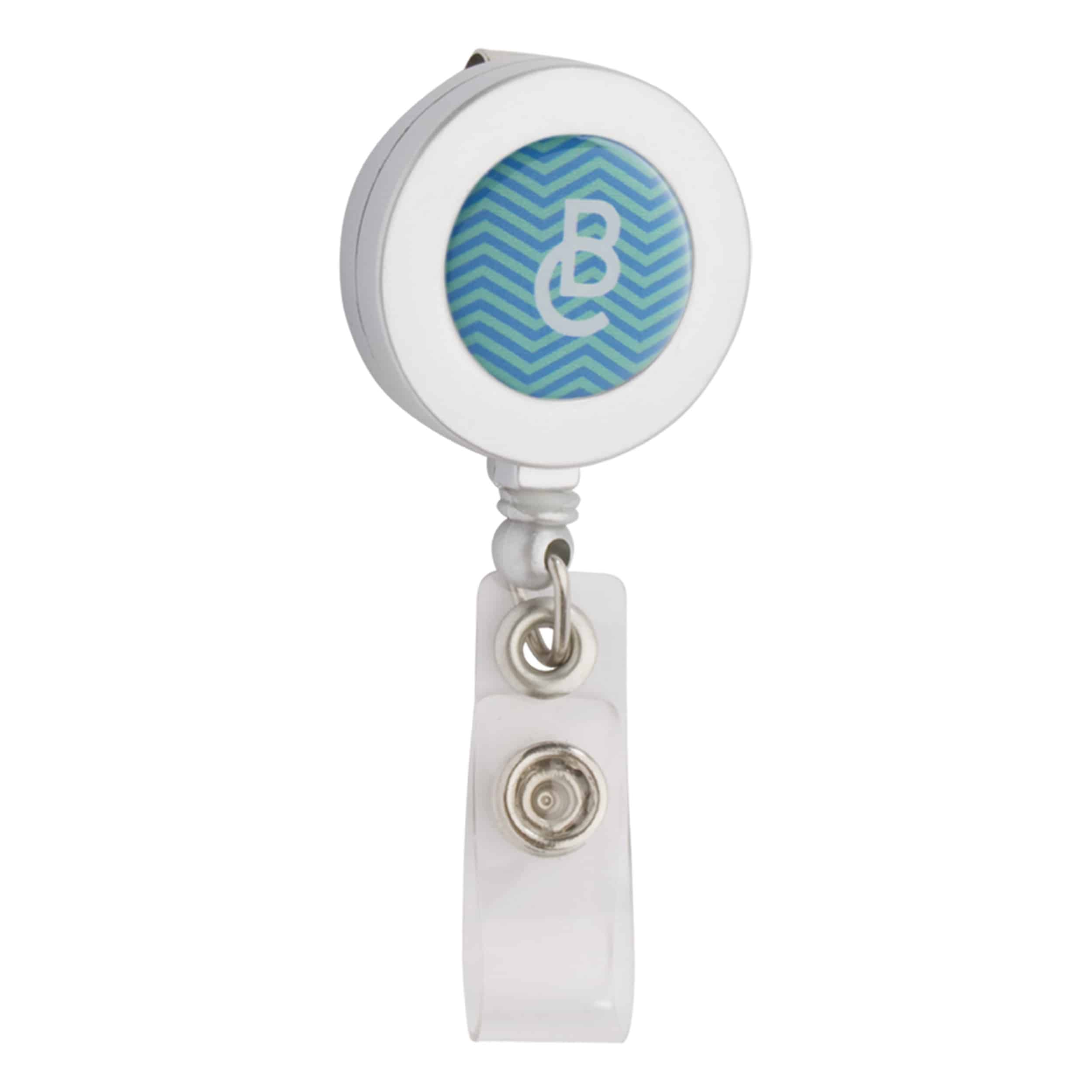 Portabadge in plastica bianca con chiusura a bottone con logo