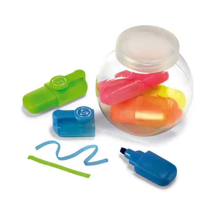 Contenitore a forma di boccia con dentro cinque evidenziatori di colori diversi