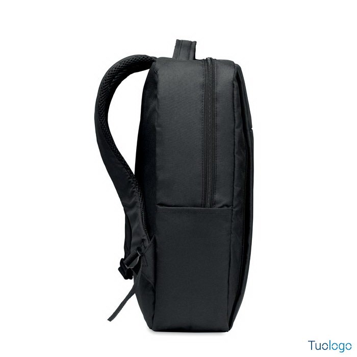 Dettaglio profilo zaino nero con cerniera zip, spallacci e maniglia