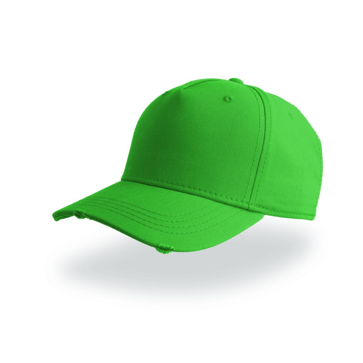 Cappellino baseball verde con visiera precurvata effetto rovinato su sfondo bianco