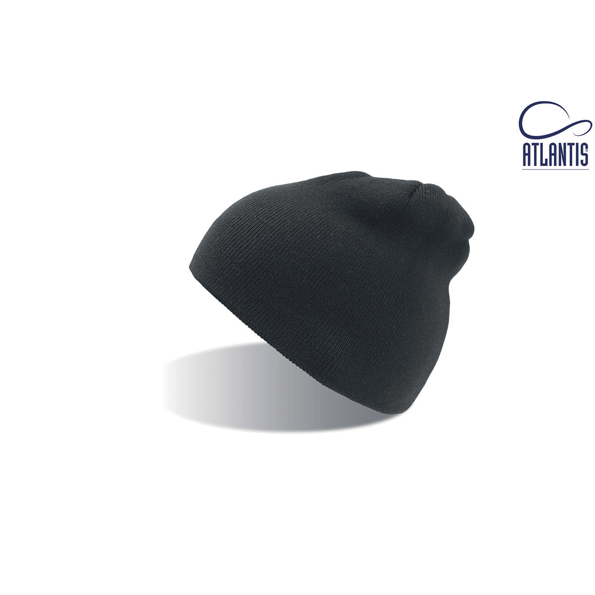 Berretto a maglia nero senza risvolto su sfondo bianco