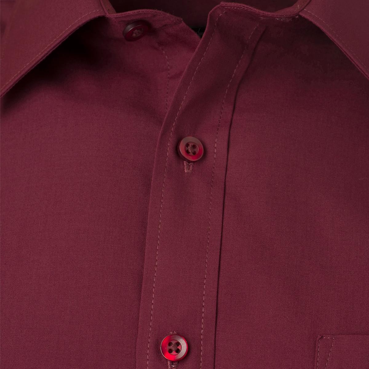 Dettaglio di due bottoni della camicia da uomo colore wine
