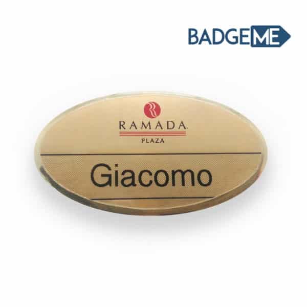 Badge ovale dorato con logo Ramada Plaza e nome