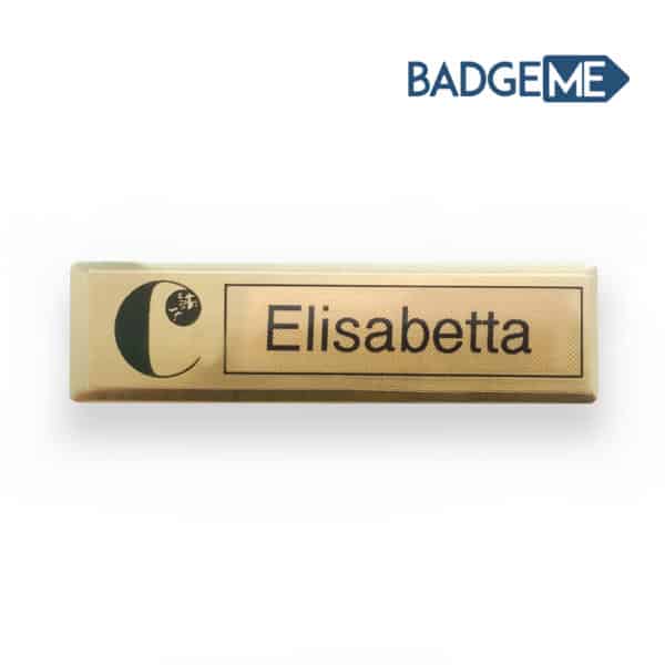 Badge in metallo rettangolare con logo C in nero e nome elisabetta