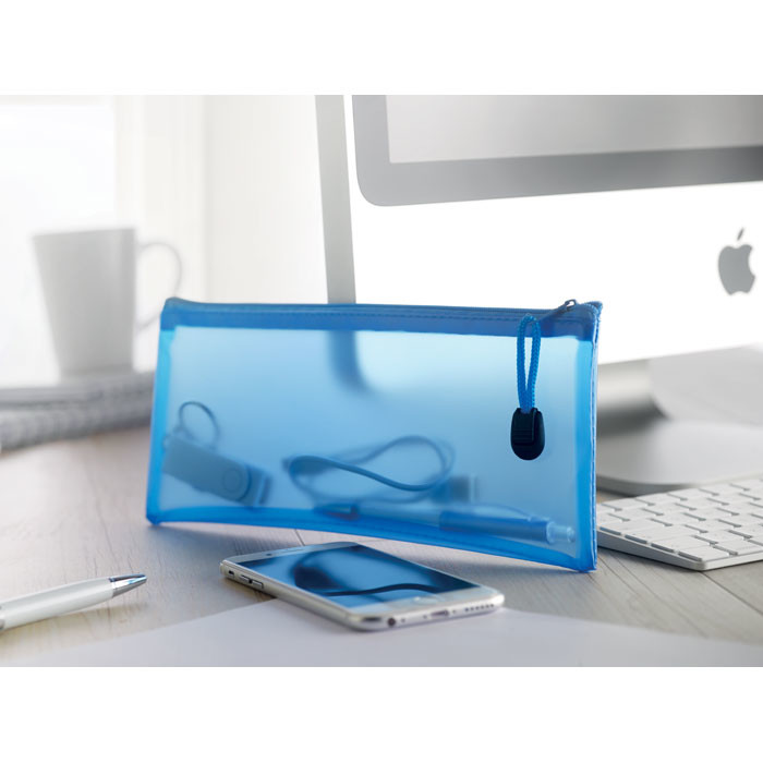 Trousse azzurro in pvc su tavolo