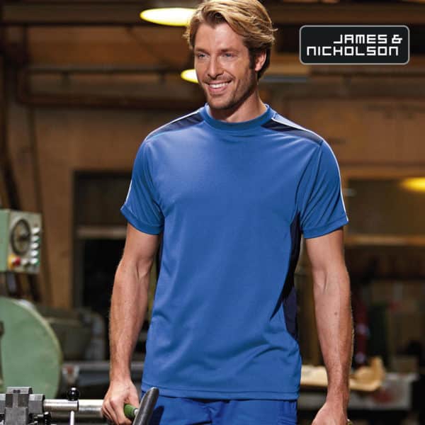 Uomo al lavoro con tshirt tecnica blu royal con inserti contrasto