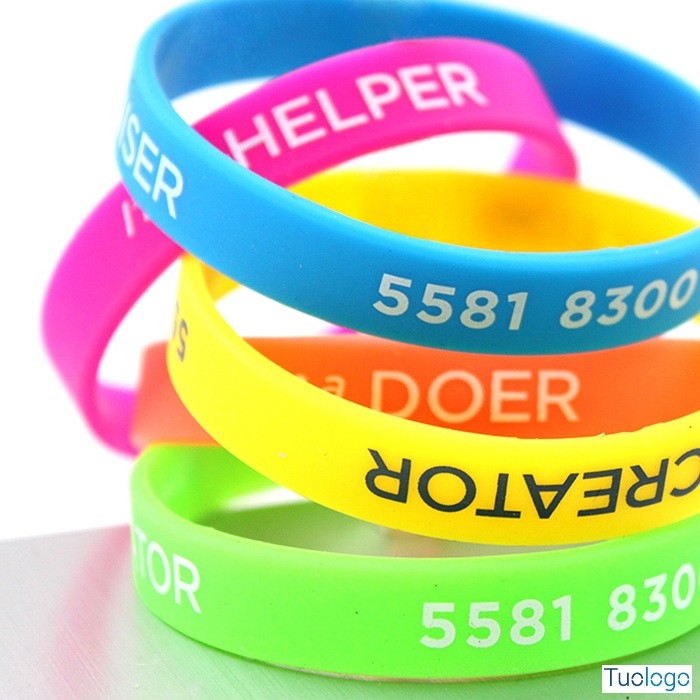 Cinque braccialetti in colori e loghi diversi