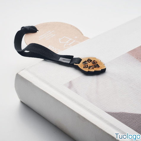 Segnalibro in carta con cordino in cotone e semi di pino