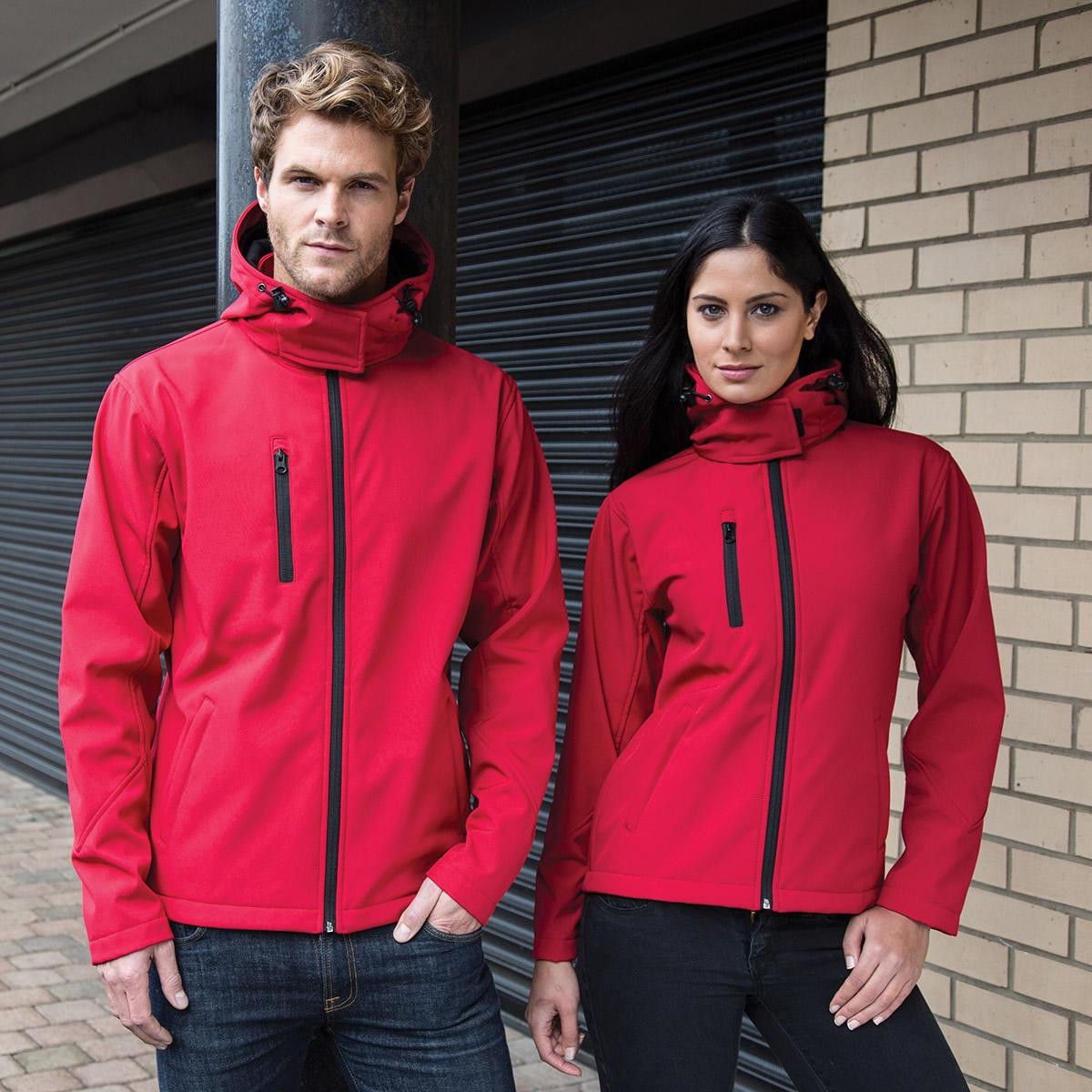 Uomo e donna con giacca viola traspirante e impermeabile con interno in micropile