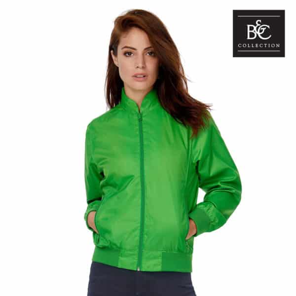 Donna con giacca verde traspirante con cappuccio e tasche con zip 100% poliestere