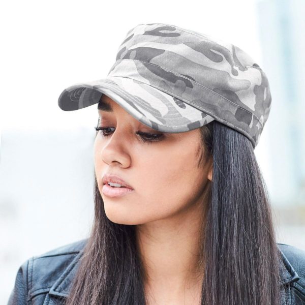 Ragazza con cappellino con visiera di colore camouflage tinte grigie