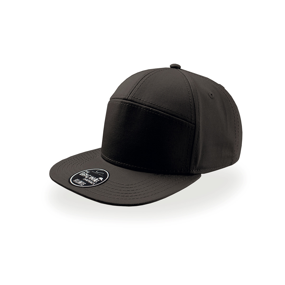 Cappellino visiera piatta nero in cotone su sfondo bianco