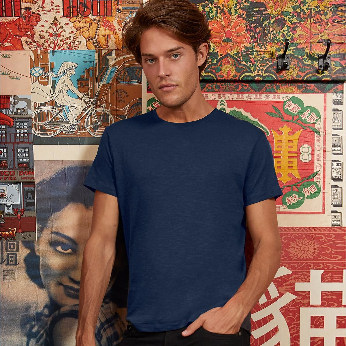 Uomo con tshirt blu in cotone con girocollo e texture slub