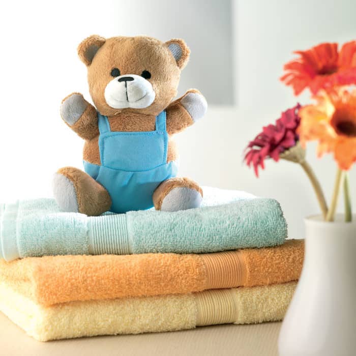 Peluche a forma di orsetto sopra degli asciugamani