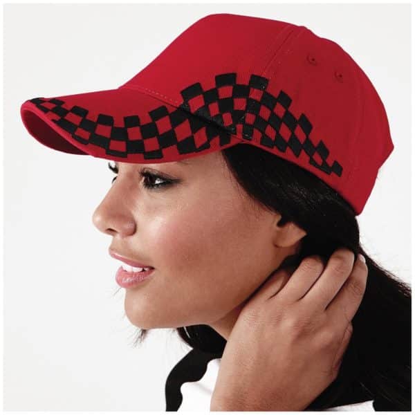 Donna con cappello rosso con visiera e bandiera a scacchi nera su un lato