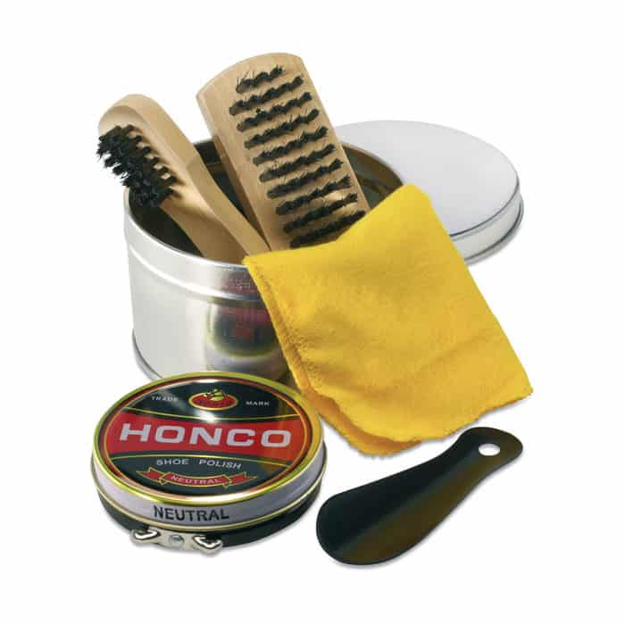 Set pulizia scarpe in confezione rotonda di metallo contenente spazzola, straccio e calzascarpe
