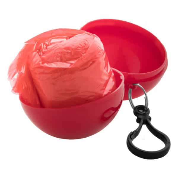 Impermeabile rosso con portachiavi e moschettone ripiegato in pallina di plastica in tinta
