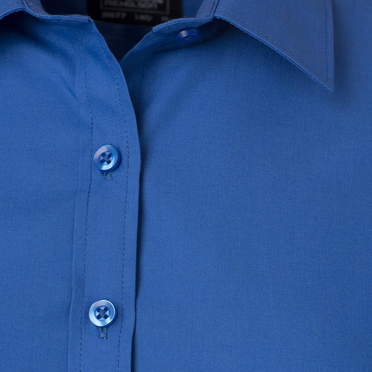Dettaglio di due bottoni della camicia donna blu royal