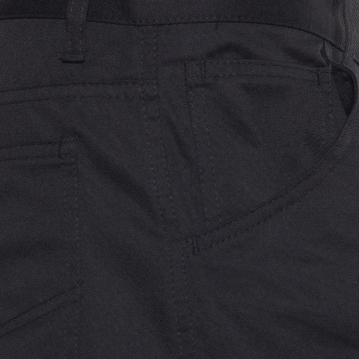 Dettaglio tasca laterale di pantalone da cuoco uomo nero