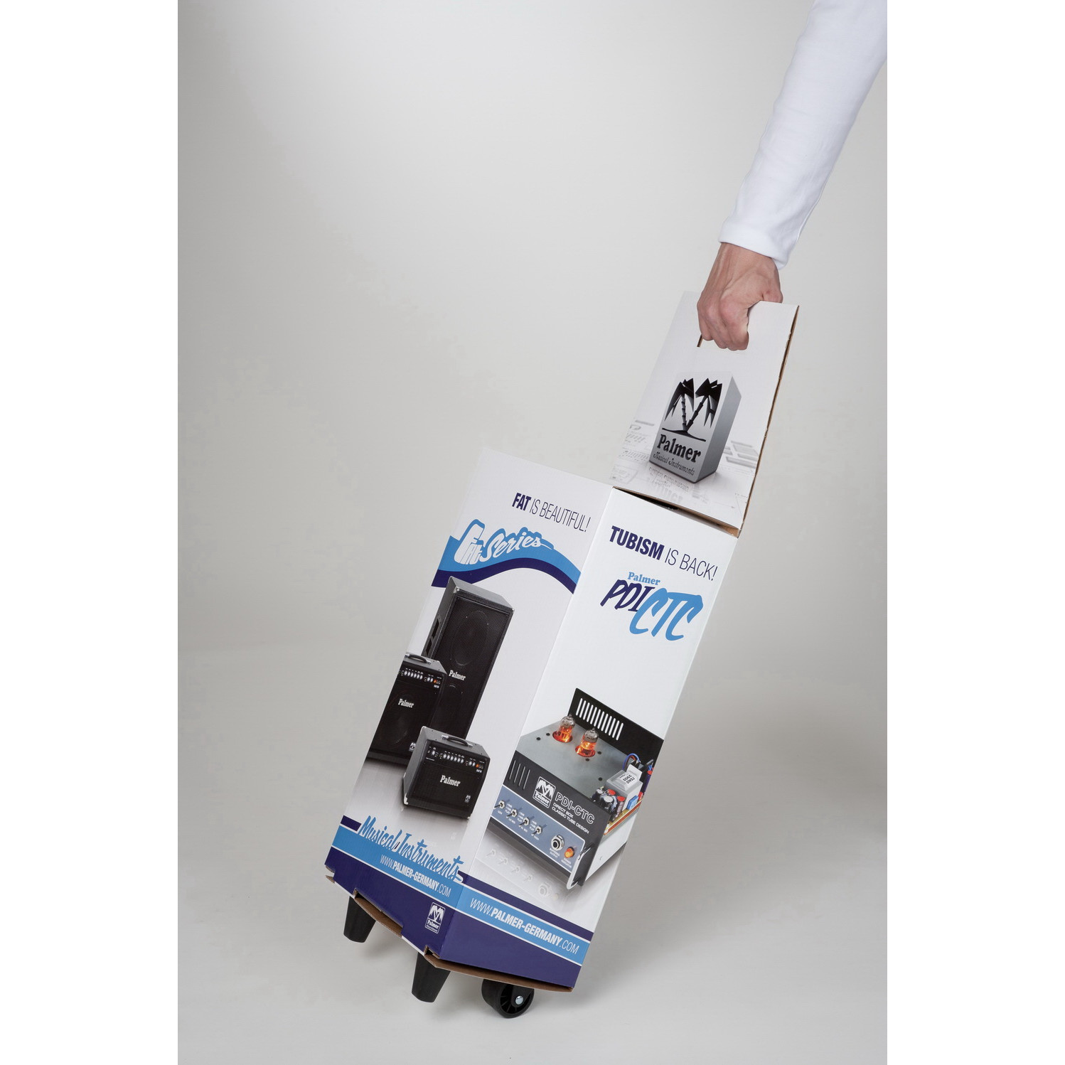 Mano che tira trolley bianco in cartone con logo