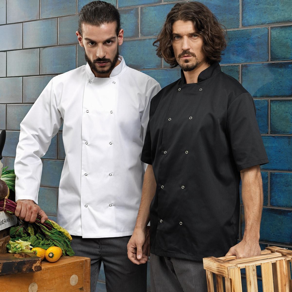 Due cuochi, uno con casacca bianca manica lunga e uno con cassa nera manica corta su sfondo muro blu