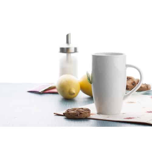 Tazza in ceramica bianca su un tavolo con la colazione