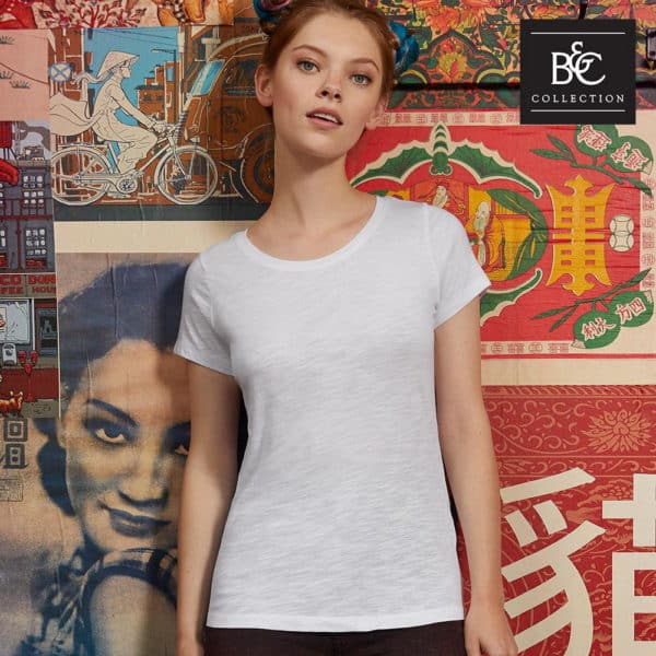 Donna con tshirt bianca in cotone con girocollo e texture slub striata