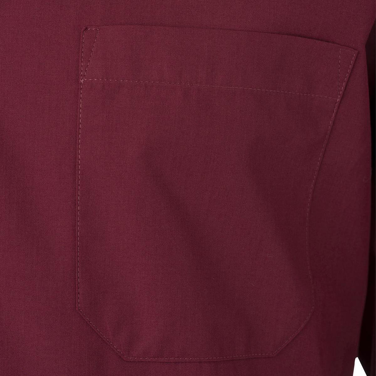 Dettaglio del taschino della camicia da uomo colore Wine