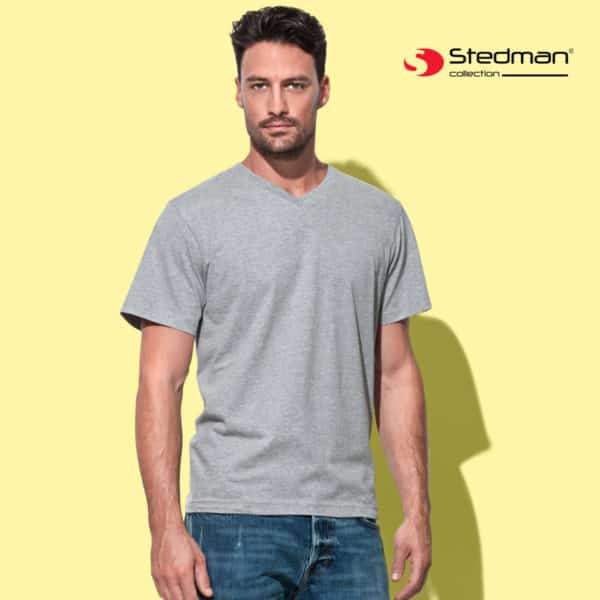 Uomo su sfondo giallo con tshirt grigia manica corta con scollo a V 100% cotone