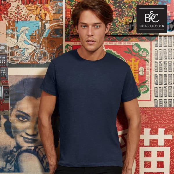 Uomo con tshirt blu in cotone con girocollo e texture slub