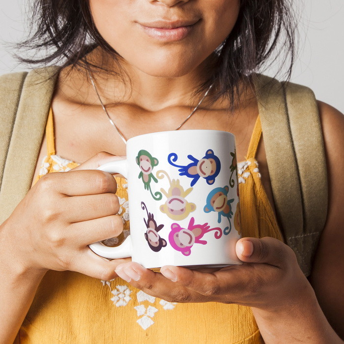 Donna che tiene tazza in ceramica con logo