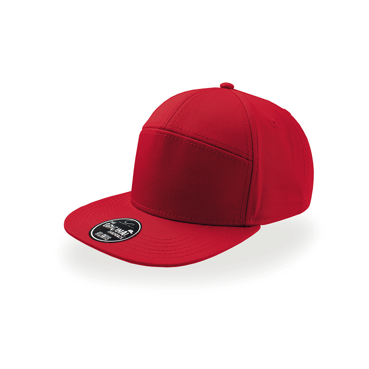 Cappellino visiera piatta rosso in cotone su sfondo bianco