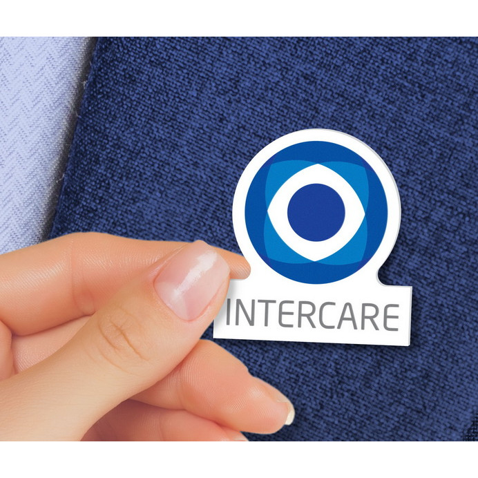 Badge sagomato in plastica con logo su giacchetta