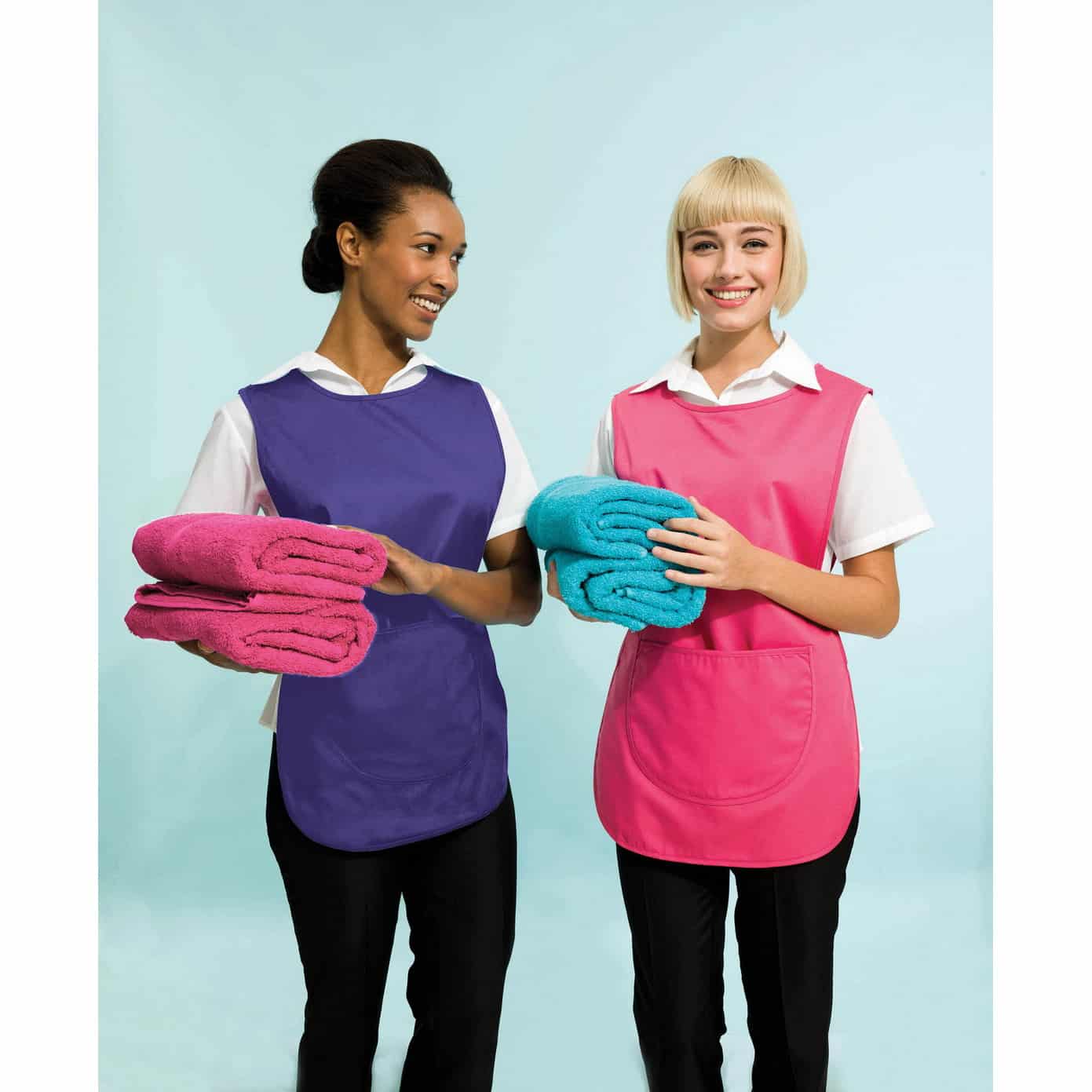 Ragazze che indossano casacche fuchsia e viola