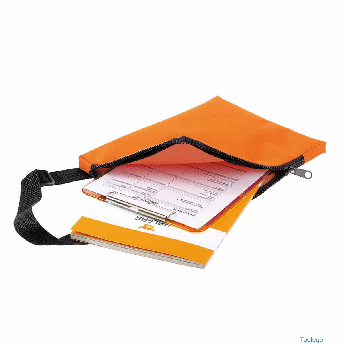 Borsa con lunga tracolla arancio con grossa zip nera aperta con all