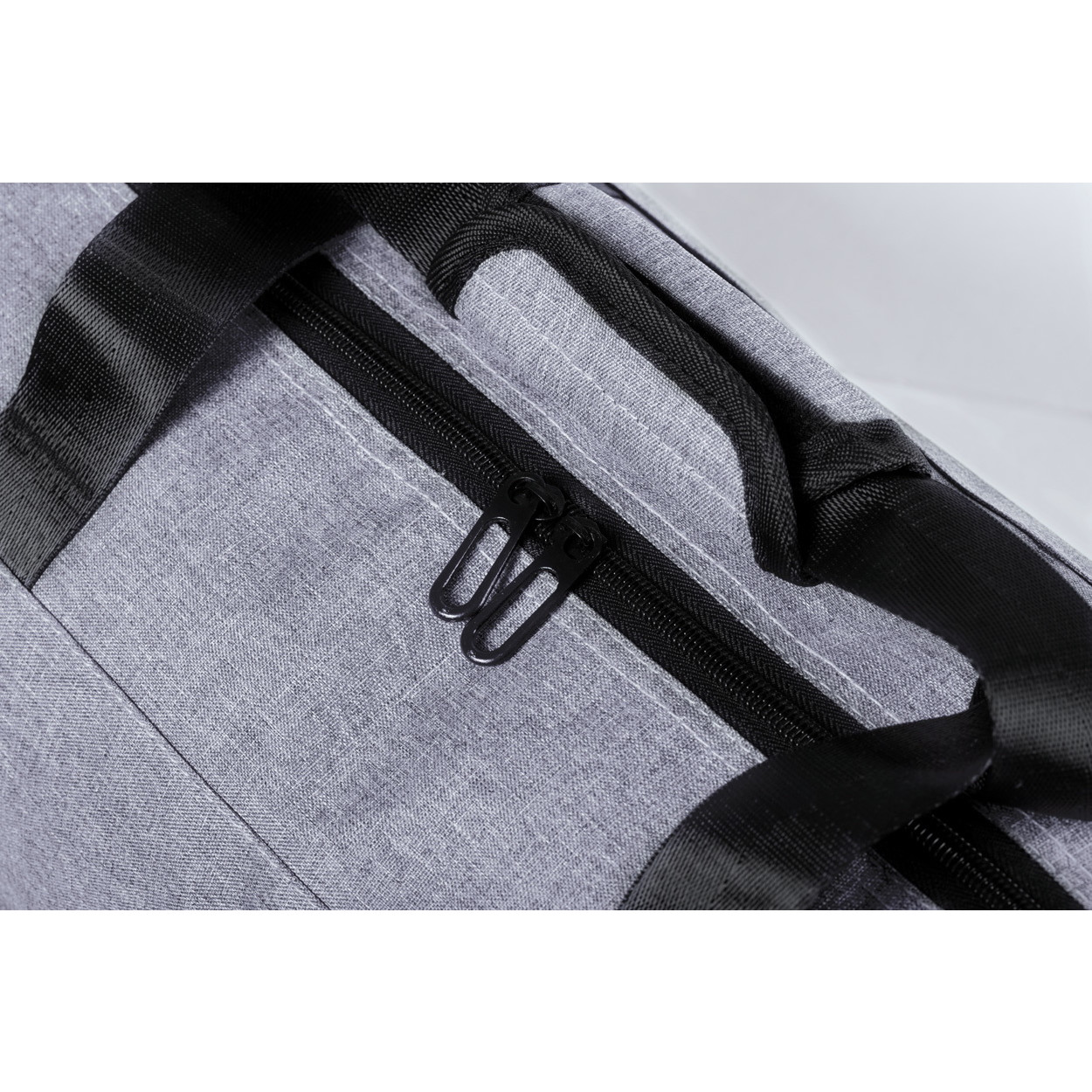 Borsone grigio in poliestere con scomparto interno con chisura a zip e tasche laterali
