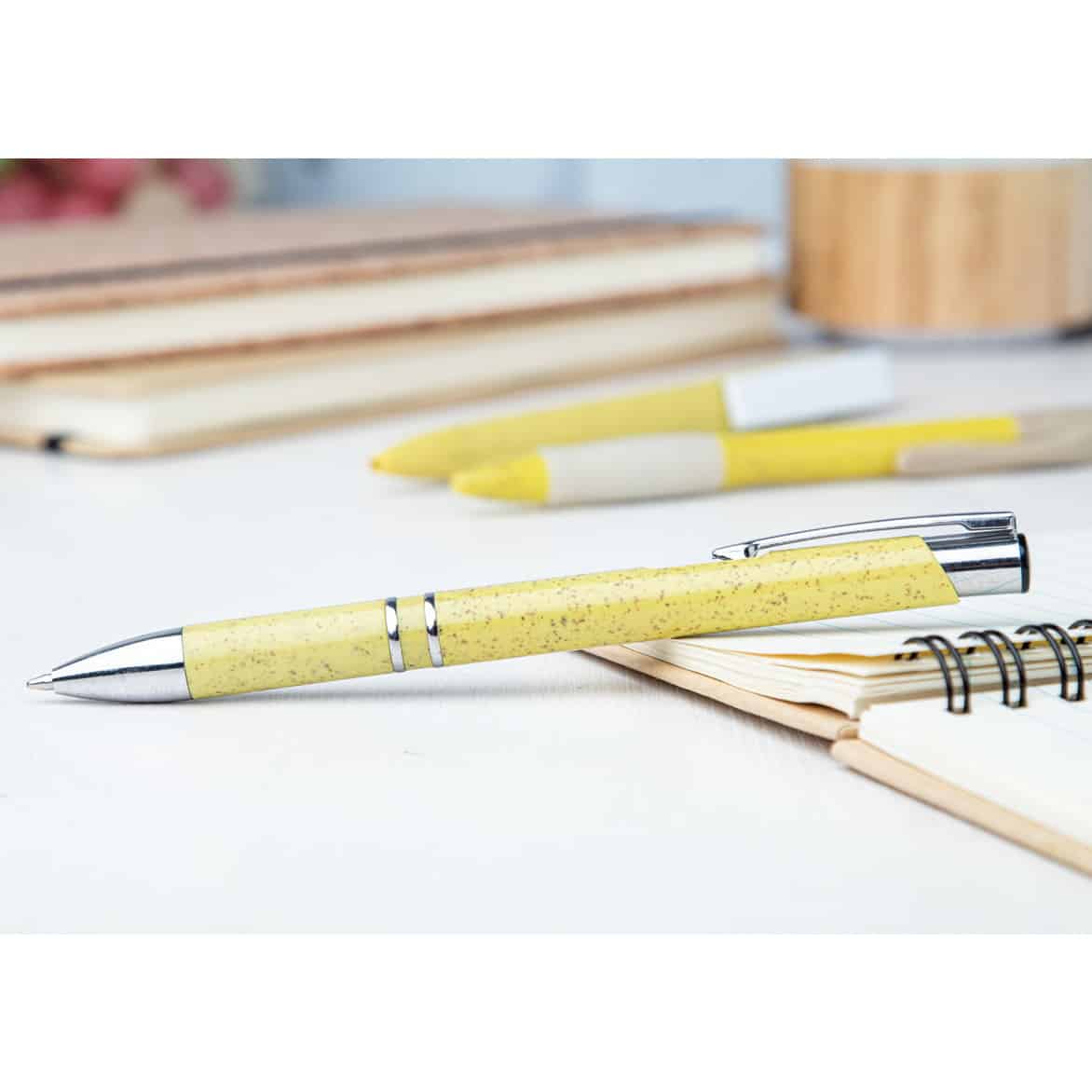 Penna in paglia di grano e plastica ecologica gialla